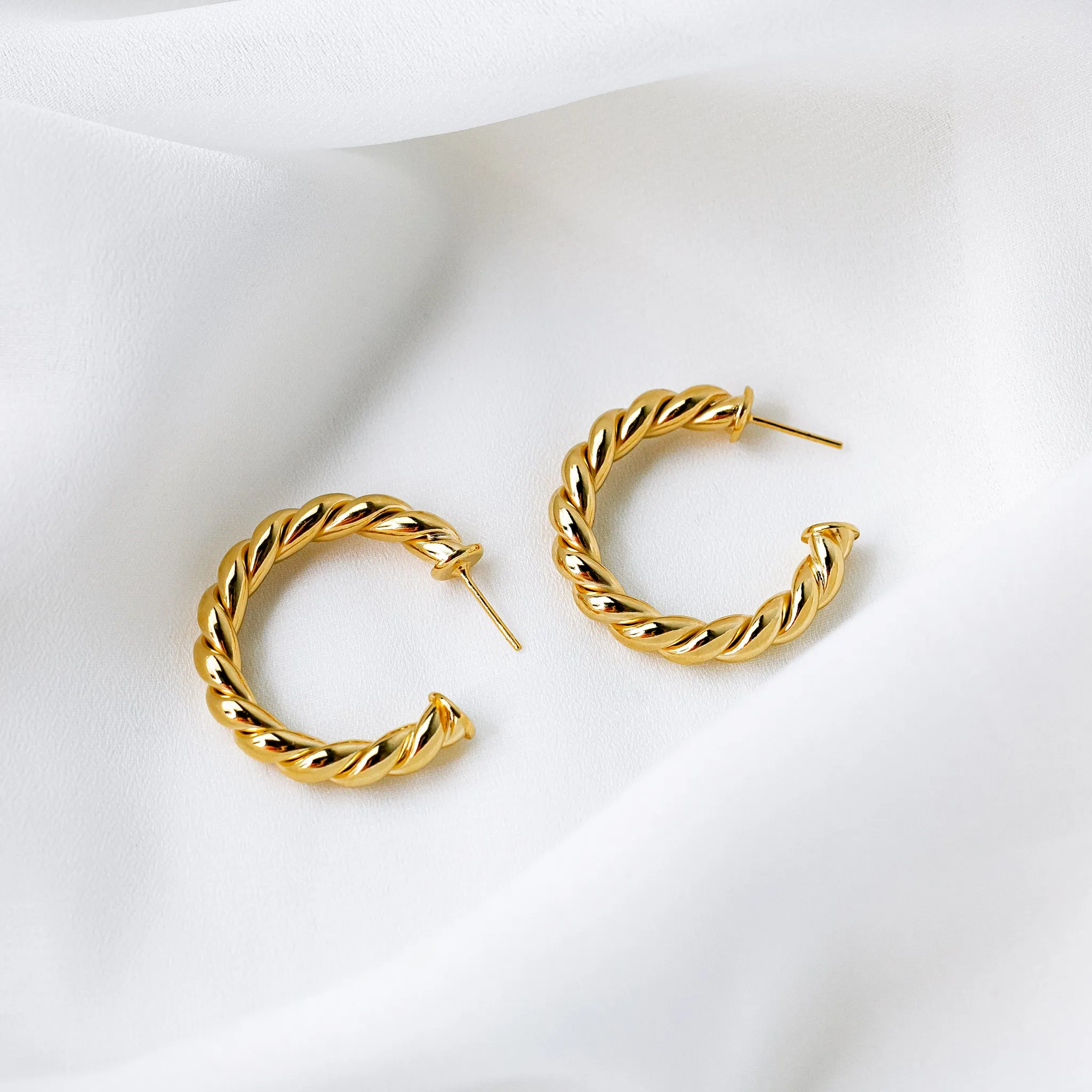 Gigi Lightweight Twisted Hoops