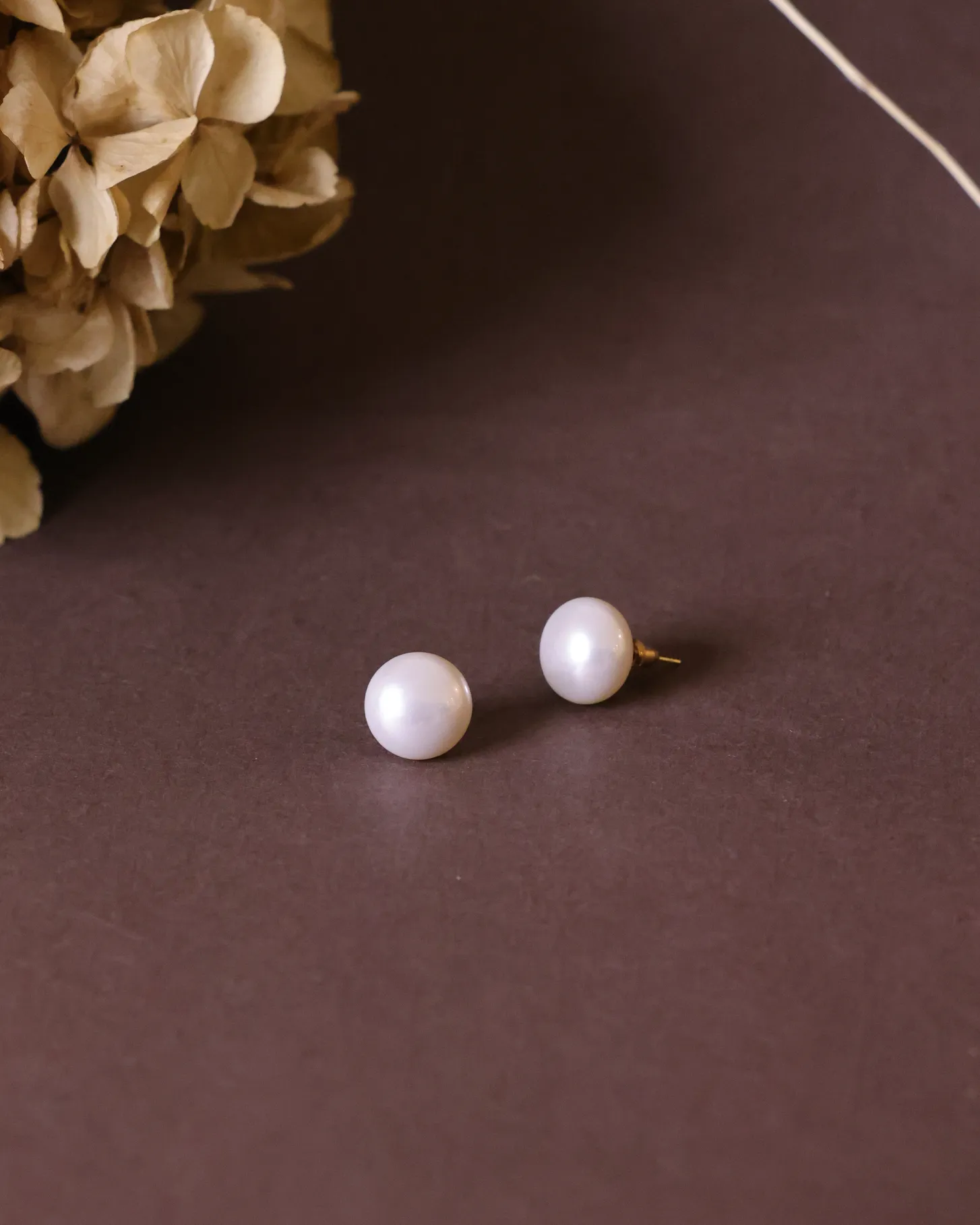 Round glaze white earring